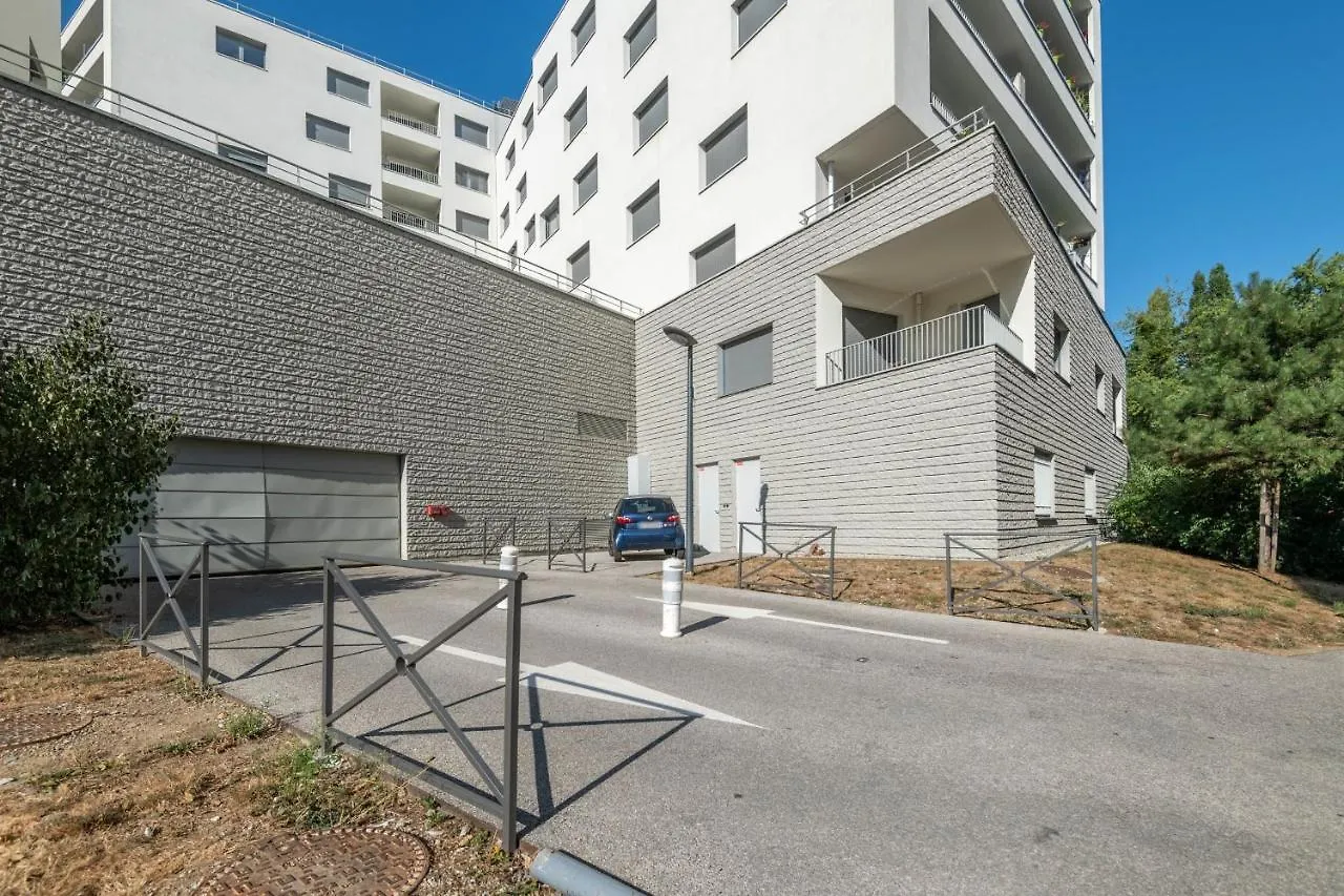 Charming Apartment With Balcony And Parking Near The Center Of Annecy