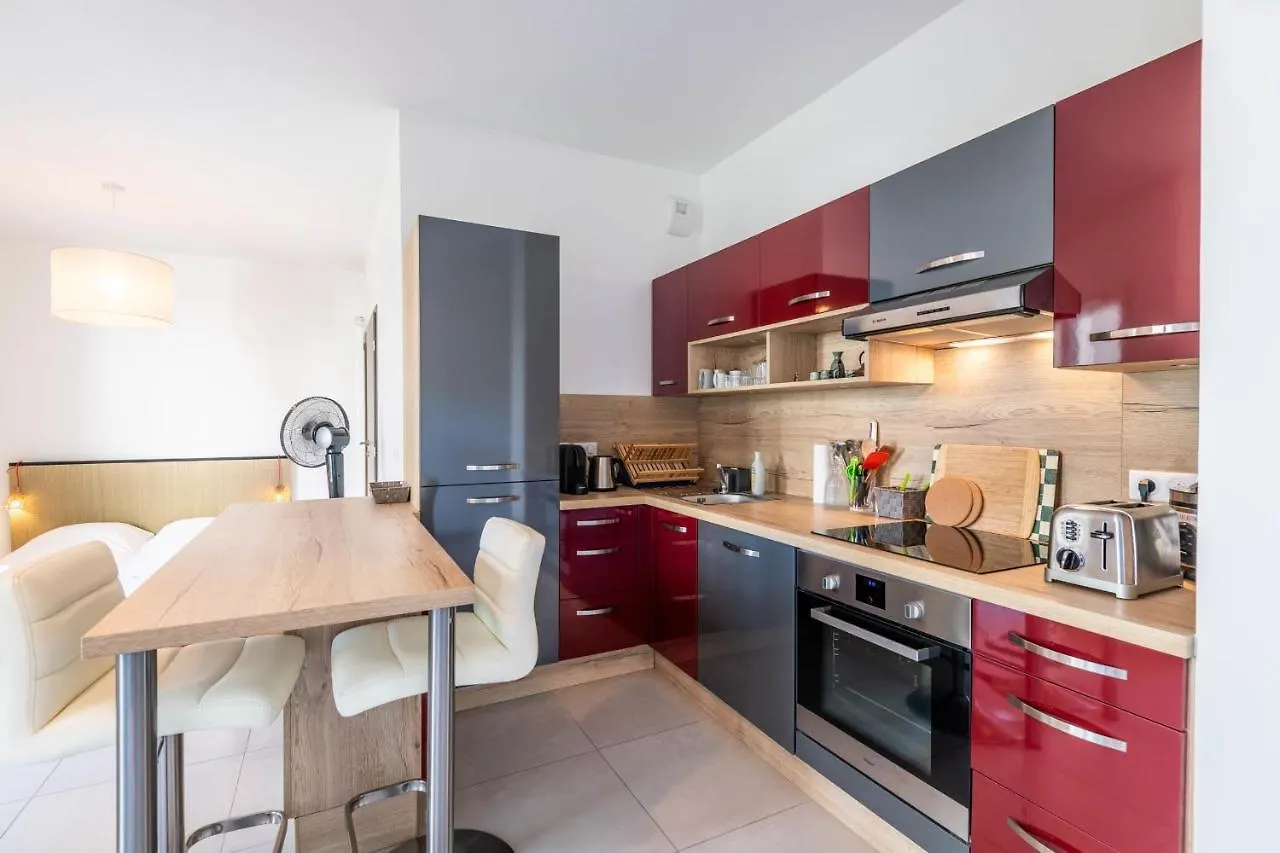 Charming Apartment With Balcony And Parking Near The Center Of Анси