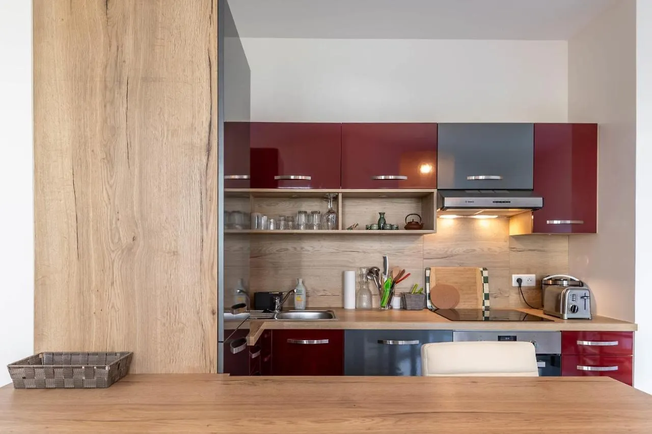 Charming Apartment With Balcony And Parking Near The Center Of Анси 0*,  Франция